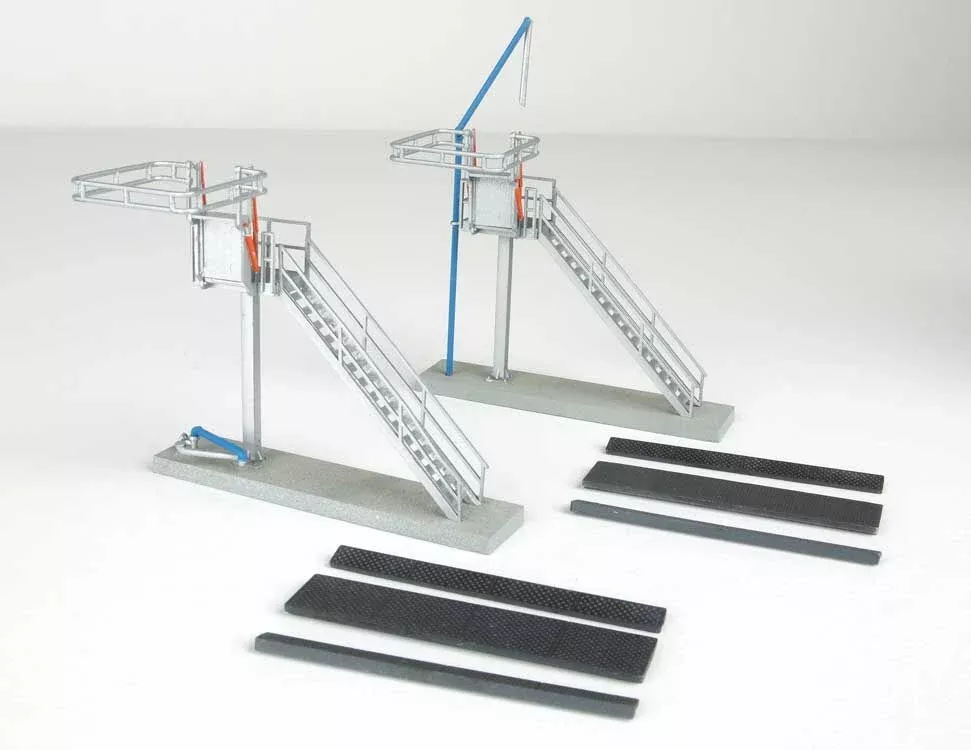 Walthers 933-4037 HO Scale Modern Loading Racks (Transloading) Kit